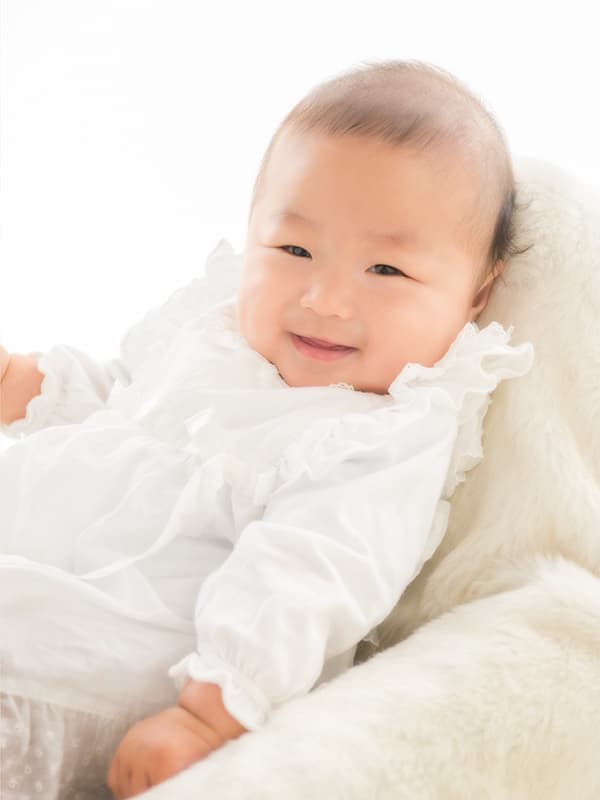 笑うドレスの赤ちゃん