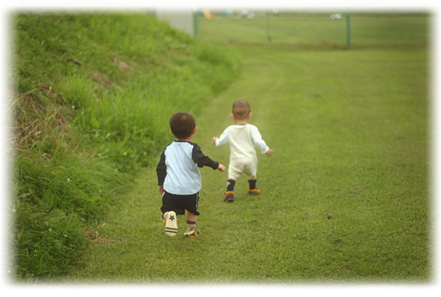 走っていく子供たち