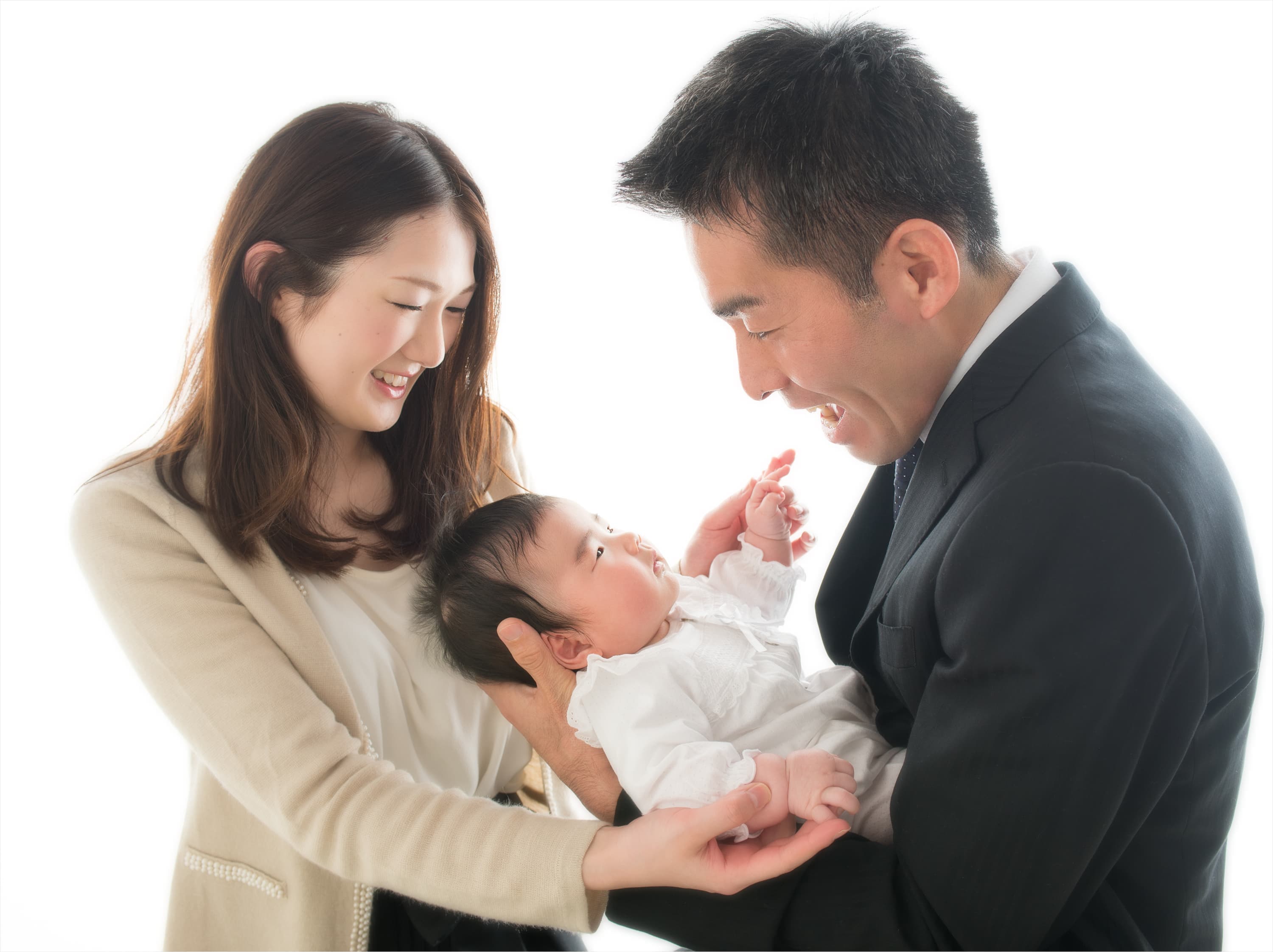 赤ちゃんを見つめる両親