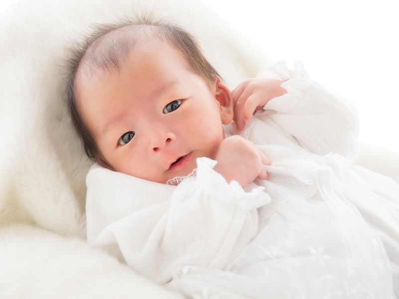 こっちを見る赤ちゃん