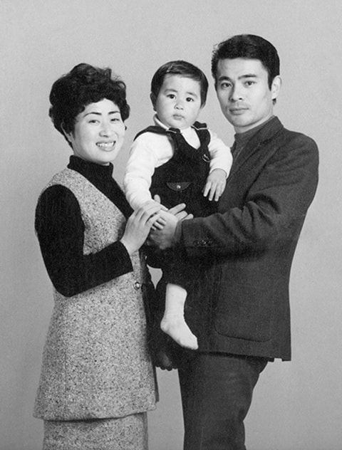 1才の館主と両親