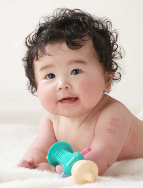 巻き髪の赤ちゃん