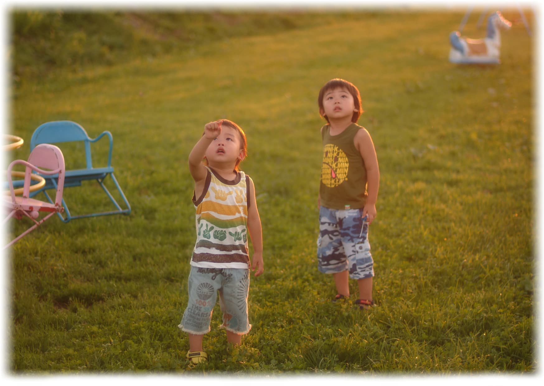 空を見上げる兄弟