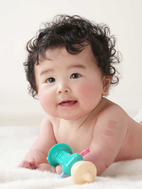 巻き髪の赤ちゃん