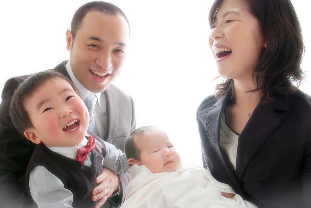 お宮参り笑う家族
