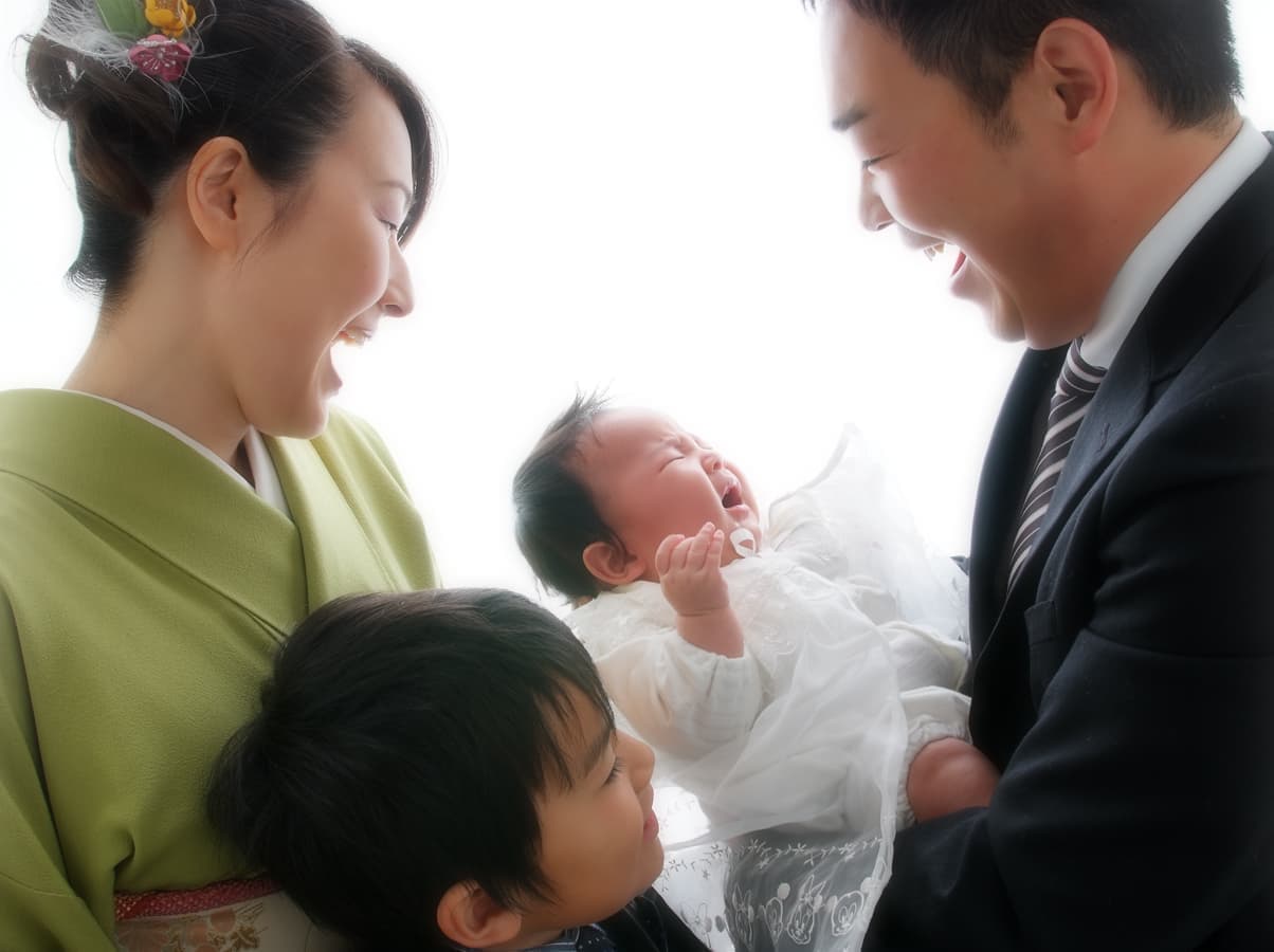 泣く赤ちゃんと家族