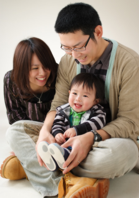 微笑み合う家族